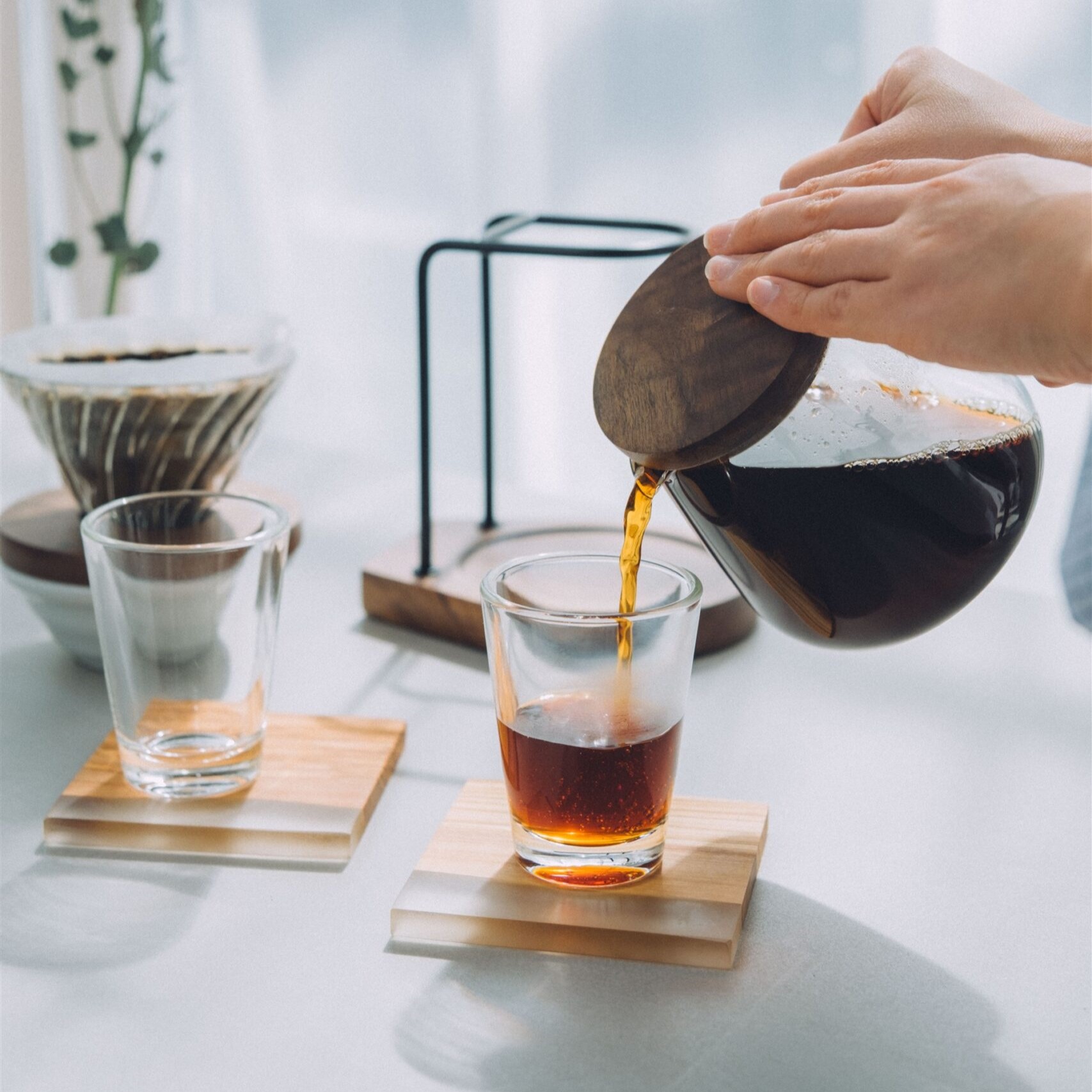 Hario V60 02 Kahve Servis Sürahisi Walnut Wood